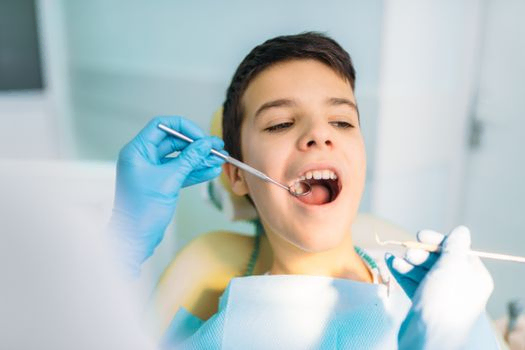 Niño con boca abierta en dentista 